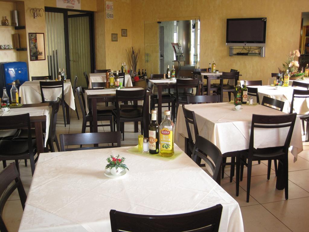 Hotel Italia 카르마뇰라 외부 사진