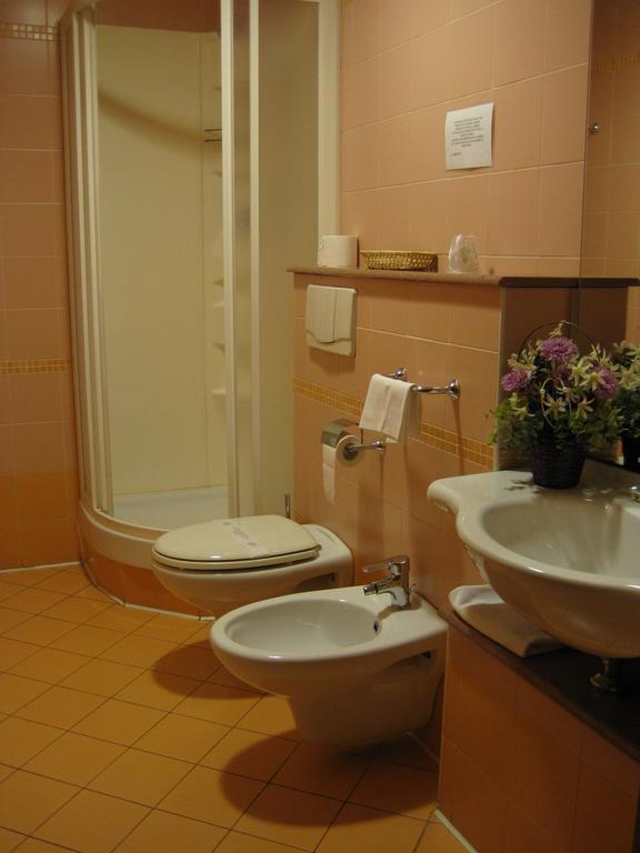 Hotel Italia 카르마뇰라 객실 사진