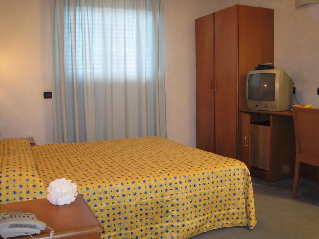 Hotel Italia 카르마뇰라 객실 사진