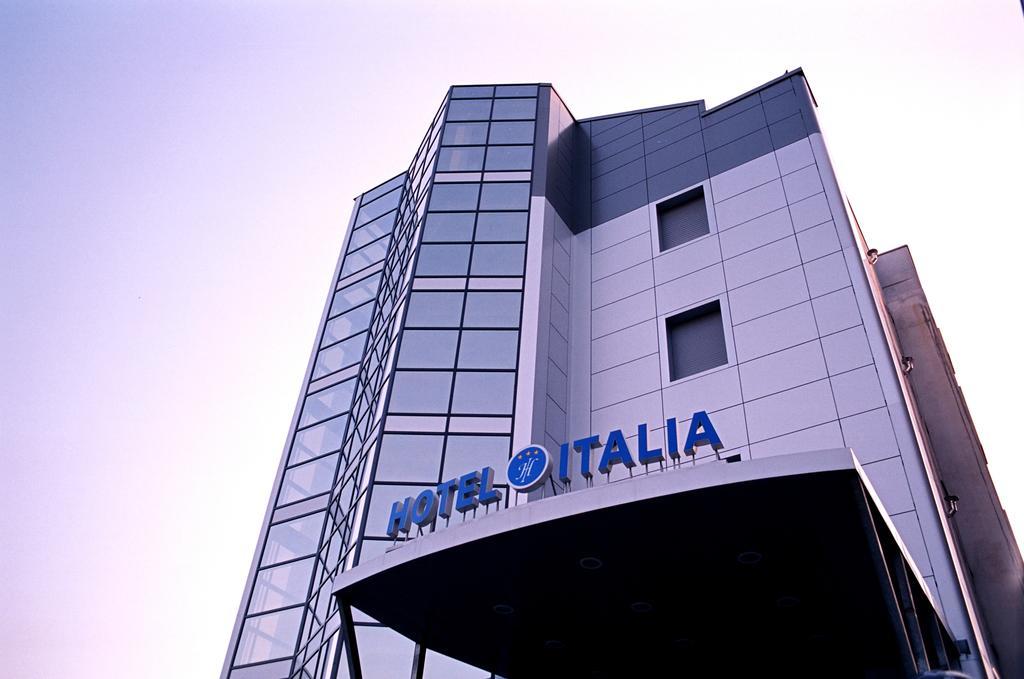 Hotel Italia 카르마뇰라 외부 사진