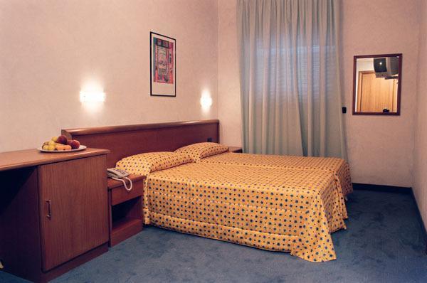 Hotel Italia 카르마뇰라 객실 사진