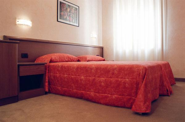 Hotel Italia 카르마뇰라 객실 사진