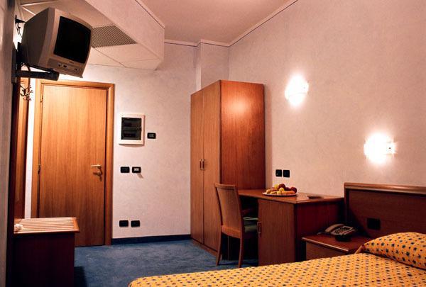 Hotel Italia 카르마뇰라 객실 사진