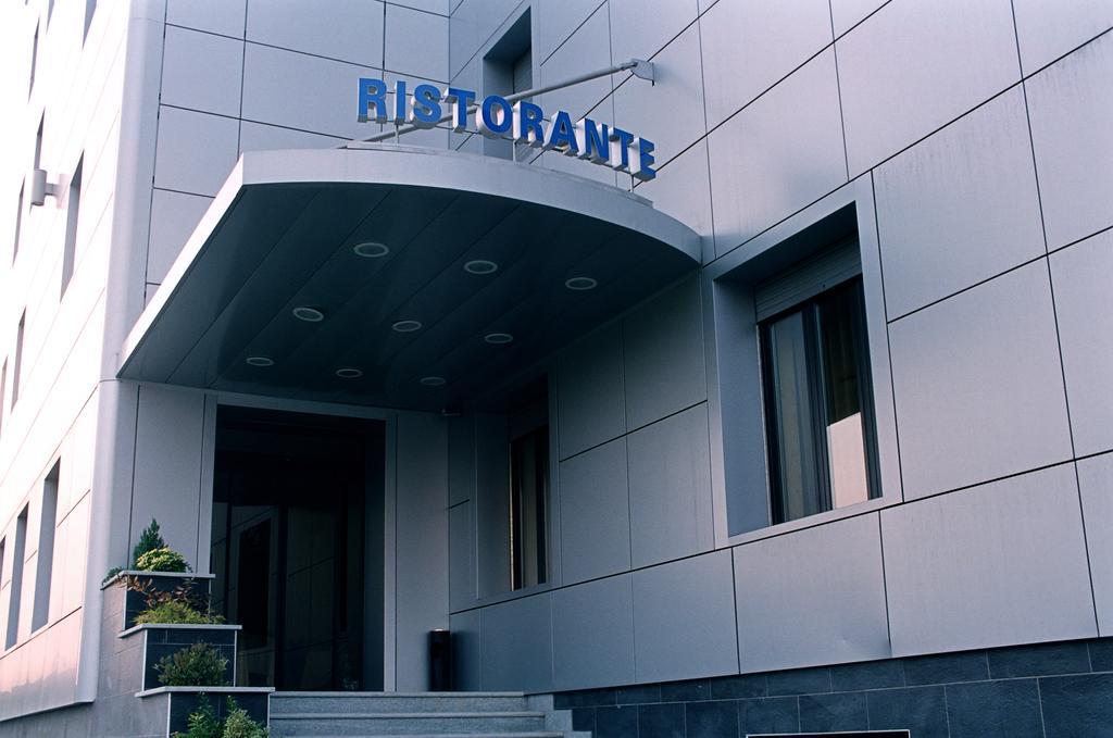 Hotel Italia 카르마뇰라 외부 사진