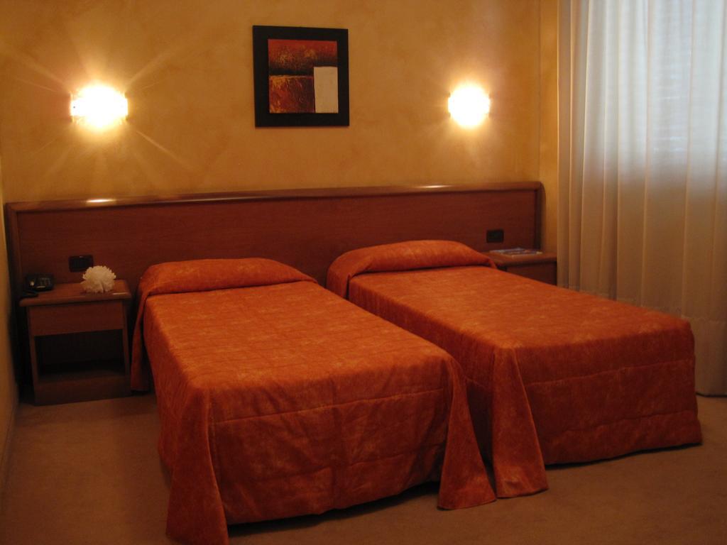 Hotel Italia 카르마뇰라 객실 사진