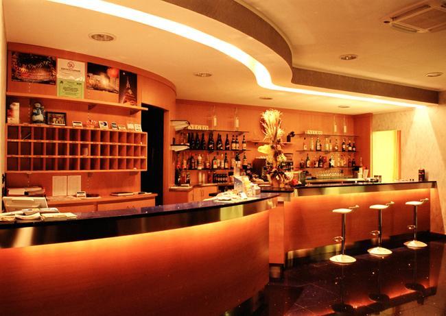 Hotel Italia 카르마뇰라 외부 사진