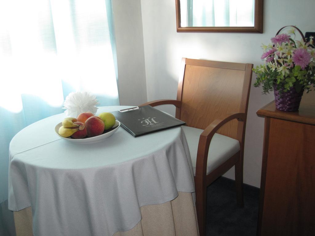 Hotel Italia 카르마뇰라 객실 사진
