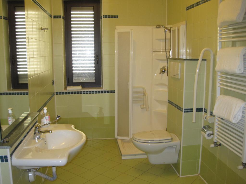 Hotel Italia 카르마뇰라 객실 사진